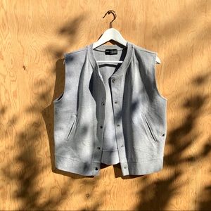 Sleeveless baseball vest